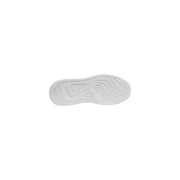 Weiße Gummisohle mit geprägtem Guess Logo und geometrisches Profilmuster auf Guess Herren-Sneaker aus weißem Wildleder