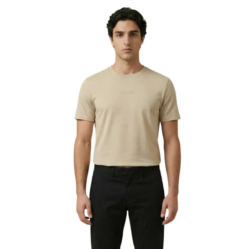Beige Guess Männer t-shirt aus weichem Stoff mit dezentem, gesticktem Logo auf der Brust für lässige Kleidung