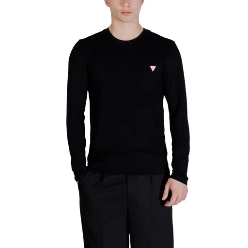 Guess Schwarzer Herren-Langarmpullover mit Rundhalsausschnitt und pinkfarbenem, dreieckigem Logo auf der linken Brust aus Baumwolle