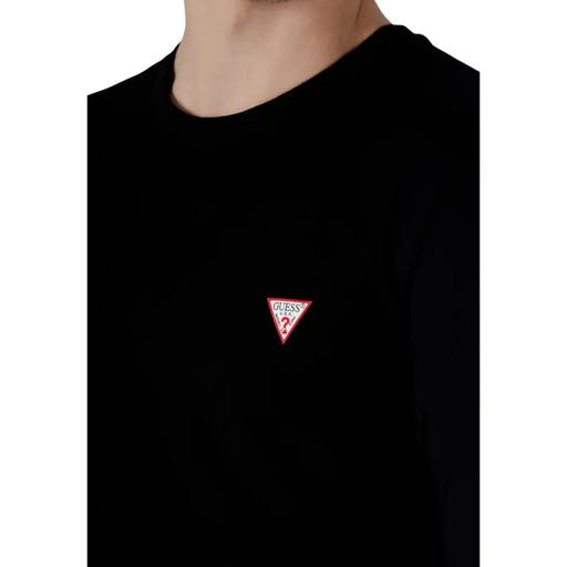 Schwarz Guess Männer t-shirt mit einem kleinen roten dreieckigen, gestickten Logo aus Baumwollstoff auf der Brust