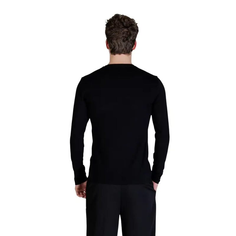 Guess Schwarzer Herren-Langarmpullover mit Rundhalsausschnitt aus angenehmem Material, geeignet für die Freizeit.