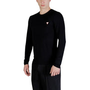 Guess Männer t-shirt Schwarzer, langärmeliger Rundhalspullover mit kleinem, pinkfarbenem Dreieckslogo auf der linken Brust.