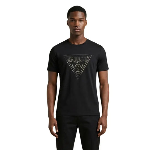 Schwarz Guess Männer t-shirt mit einem metallischen Dreieckslogo mit Markennamen und Fragezeichenmotiv auf der Vorderseite