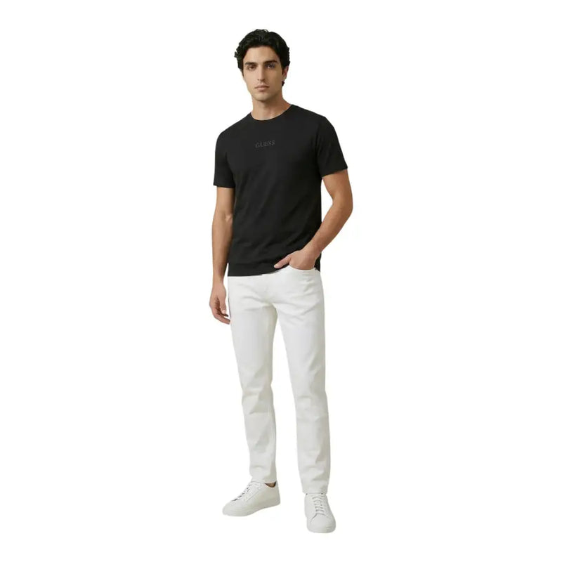 Guess Männer t-shirt Schwarzes Kurzarmshirt mit dezentem, gesticktem Logo auf der Brust aus weichem Baumwollmaterial