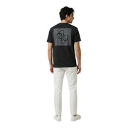Rückansicht eines schwarzen Guess Männer t-shirt mit einem grauen rechteckigen Aufnäher mit ineinandergreifendem Monogramm-Design