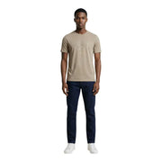 Beige Guess Männer t-shirt mit kurzen Ärmeln und einem dezenten weißen Grafikprint auf der Brust