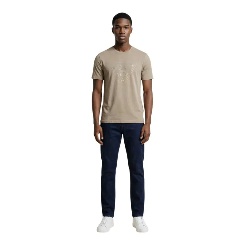 Beige Guess Männer t-shirt mit kurzen Ärmeln und einem dezenten weißen Grafikprint auf der Brust