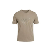 Beige Guess Männer t-shirt mit einem metallischen Dreieckslogo auf der Brust für lässige Kleidung