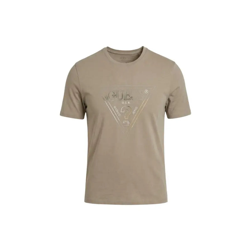 Beige Guess Männer t-shirt mit einem metallischen Dreieckslogo auf der Brust für lässige Kleidung