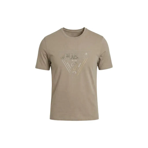 Beige Guess Männer t-shirt mit einem metallischen Dreieckslogo auf der Brust für lässige Kleidung