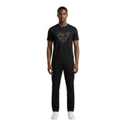 Schwarz Guess Männer t-shirt mit einem silbernen dreieckigen Logo mit Markennamen und Fragezeichenmotiv auf der Vorderseite