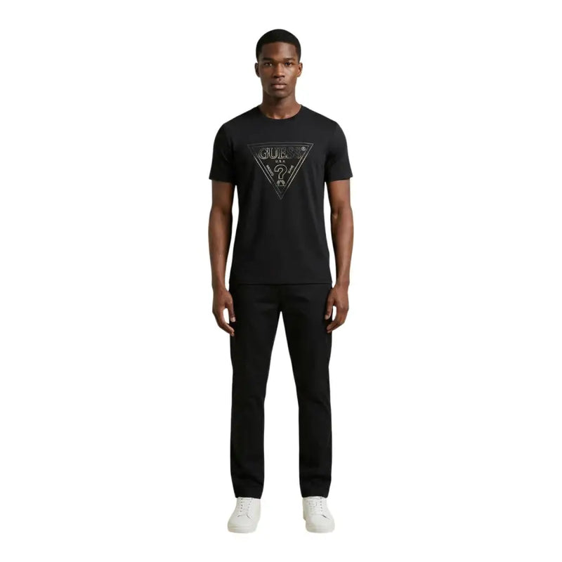 Schwarz Guess Männer t-shirt mit einem silbernen dreieckigen Logo mit Markennamen und Fragezeichenmotiv auf der Vorderseite