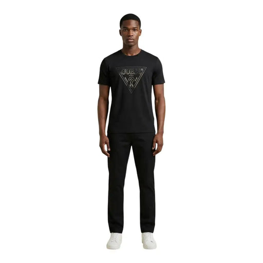 Schwarz Guess Männer t-shirt mit einem silbernen dreieckigen Logo mit Markennamen und Fragezeichenmotiv auf der Vorderseite