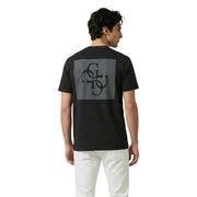 Rückseite schwarz Guess Männer t-shirt mit grauem rechteckigem Aufnäher mit aufwendigem schwarzem Monogramm-Design