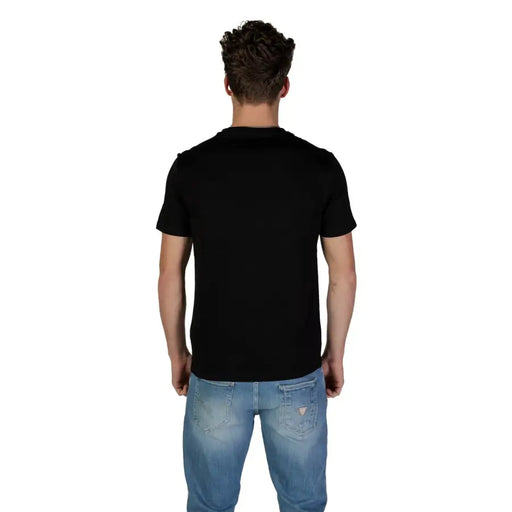 Guess Männer t-shirt schwarzes, kurzärmeliges Rundhals-T-Shirt aus weicher Baumwolle, getragen von einem Model