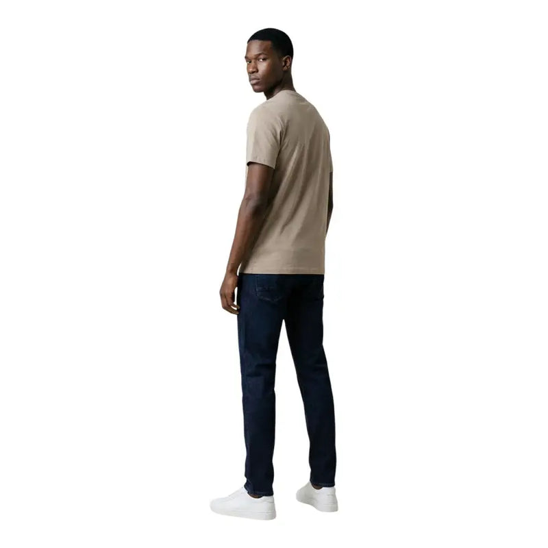 Guess Männer t-shirt Beigefarbenes Kurzarmshirt mit schlichtem Rundhalsausschnitt, perfekt für die Freizeit.