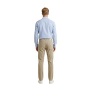 Rückansicht von guess Herrenhose, beigefarbene Chino-Hose aus Baumwollmischgewebe, schmal geschnitten, mit dezenter Struktur und Logo-Patch