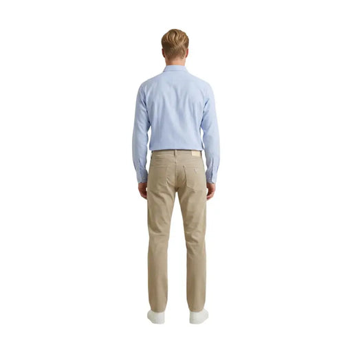 Rückansicht von guess Herrenhose, beigefarbene Chino-Hose aus Baumwollmischgewebe, schmal geschnitten, mit dezenter Struktur und Logo-Patch