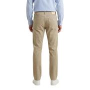 Beige guess Herrenhose aus Baumwollmischgewebe mit klassischem Fünf-Taschen-Design und dezentem Logo auf der Rückseite.