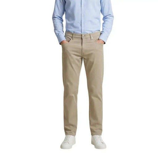 Beige guess Herrenhose aus Baumwollmischgewebe, schmal geschnittene Khaki-Chino-Hose mit klassischer Passform und dezenten Ziernähten.