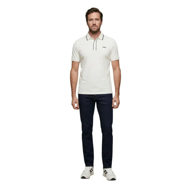 Cremefarbenes Poloshirt mit klassischem Kragen und dezentem schwarzem Besatz aus weißem Baumwollmischgewebe mit kurzen Ärmeln von [Markenname einfügen]. Guess Männer