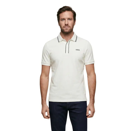 cremefarben Guess Herren-Poloshirt mit kurzen Ärmeln aus Baumwollmischgewebe mit schwarzem Besatz an Kragen und Knopfleiste