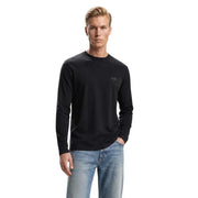 Schwarzes, langärmeliges Baumwoll-T-Shirt mit Rundhalsausschnitt und dezentem, gesticktem Logo auf der linken Brustseite von Guess Herren Slim Fit