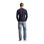 Guess Herren-Baumwoll-T-Shirt in Marineblau mit schmaler Passform und langen Ärmeln, kombiniert mit hellen Jeans (Vorderansicht).