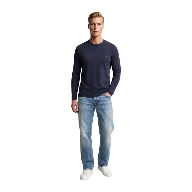 Guess Marineblaues, schmal geschnittenes Langarm-T-Shirt aus Baumwolle für Herren mit Rundhalsausschnitt und dezentem Logo auf der linken Brust.