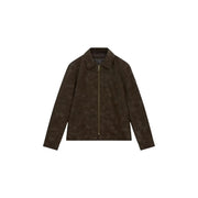 Guess Herrenblazer aus braunem Kunstleder mit Monogramm und Reißverschluss, bestehend aus einer dunkelbraunen Wildlederjacke mit dezentem Camouflage-Muster und goldenem Reißverschluss.