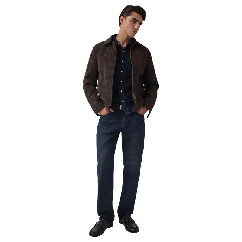 Guess Herrenblazer aus braunem Kunstleder mit Monogramm, Reißverschluss, klassischem Kragen und Frontreißverschluss aus dunkelbraunem Wildleder im Bomberjackenstil.