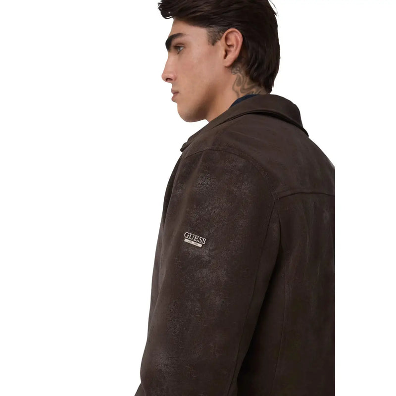Guess Herrenblazer aus braunem Kunstleder mit Monogramm und Reißverschluss, gefertigt aus dunkelbraunem Wildleder mit dezenter Struktur und Logostickerei.