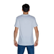 Guess men’s cotton t-shirt in light blue with a simple crew neck and short sleeves for casual wear