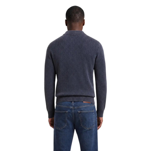 Guess Herrenpullover Manny aus dunkelblauem Rippstrick mit klassischem Rundhalsausschnitt und langen Ärmeln, Vorderansicht