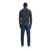 Guess Pullover „Manny“ für Herren aus dunkelblauem Rippstrick, getragen mit schmal geschnittenen Jeans, Vorderansicht