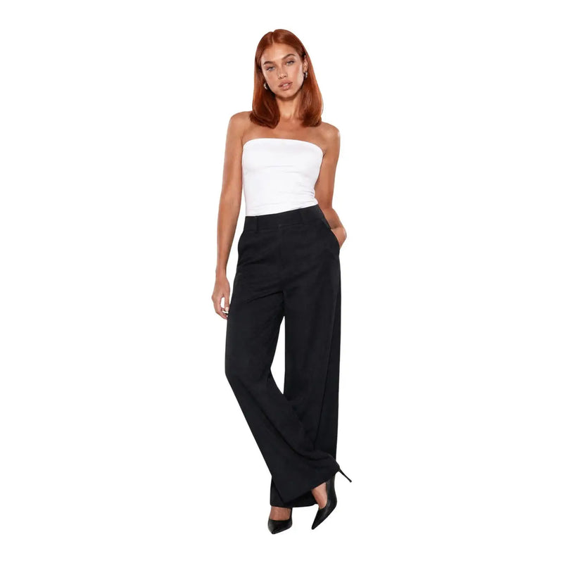 Guess Schwarze Damen-Viskosehose „Bastienne“ mit weitem Bein, elegantem Schnitt und dezentem Seitenschlitz.