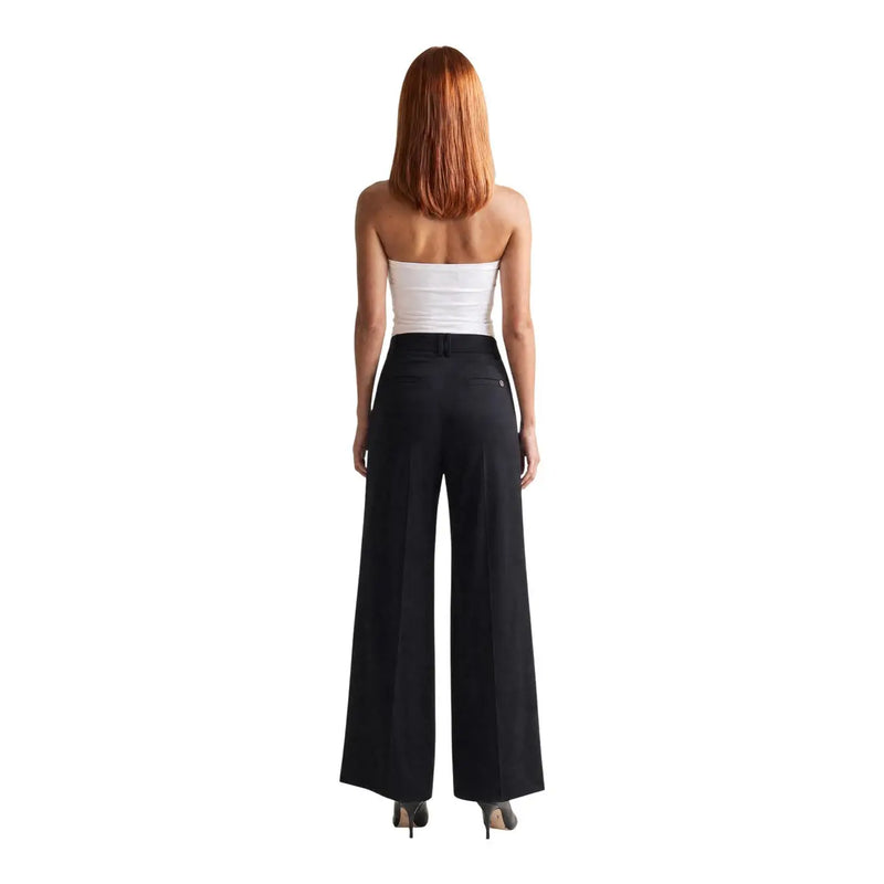 Guess Schwarze Damen-Viskosehose Bastienne mit weitem Bein, elegantem Schnitt und dezenten Vordertaschen.