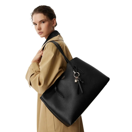 Schwarze Tragetasche aus strukturiertem Leder mit Schlüsselanhänger-Verschluss. Guess Melody Handtasche für Damen aus Kunstleder, 29 cm Kollektion