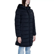 Guess Schwarze Damen-Winterjacke mit Kapuze, gesteppter Polyester-Puffermantel mit dezentem dreieckigem Brustlogo