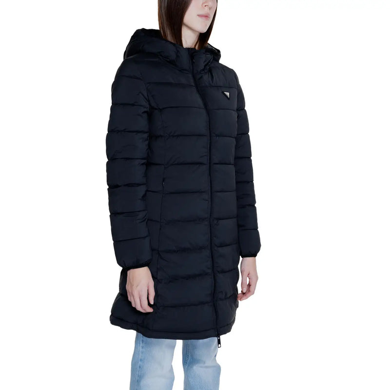 Guess Schwarze Damen-Winterjacke mit Kapuze, gesteppter Polyester-Puffermantel mit dezentem dreieckigem Brustlogo