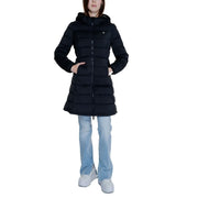 Schwarze gesteppte Winterjacke mit Kapuze für Damen von Guess mit Reißverschluss vorne und dezentem Brustlogo aus Polyestermaterial