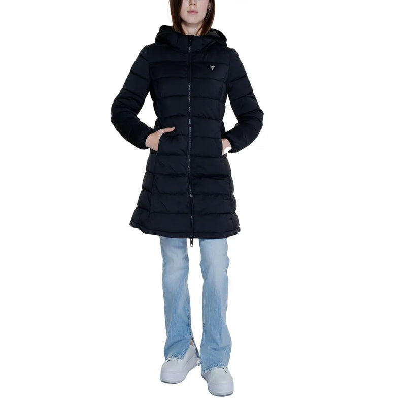 Schwarze gesteppte Winterjacke mit Kapuze für Damen von Guess mit Reißverschluss vorne und dezentem Brustlogo aus Polyestermaterial