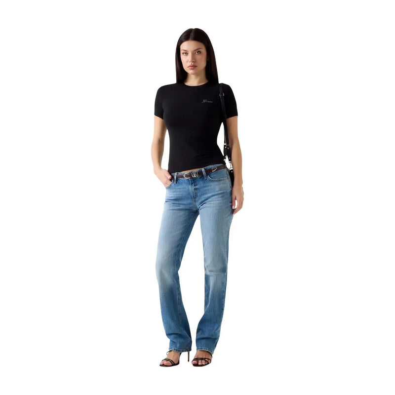 Guess Schwarzes Damen-T-Shirt aus Modal-Lycra mit kurzen Ärmeln, kombiniert mit einer blauen Jeans mit geradem Bein und dezenter Waschung.