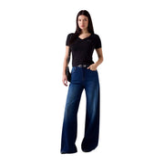 Dunkelblaue, weit geschnittene Jeans aus Denim mit geradem Bein und verwaschener Optik, kombiniert mit guess schwarzes Damen-T-Shirt aus Modal-Lycra mit V-Ausschnitt