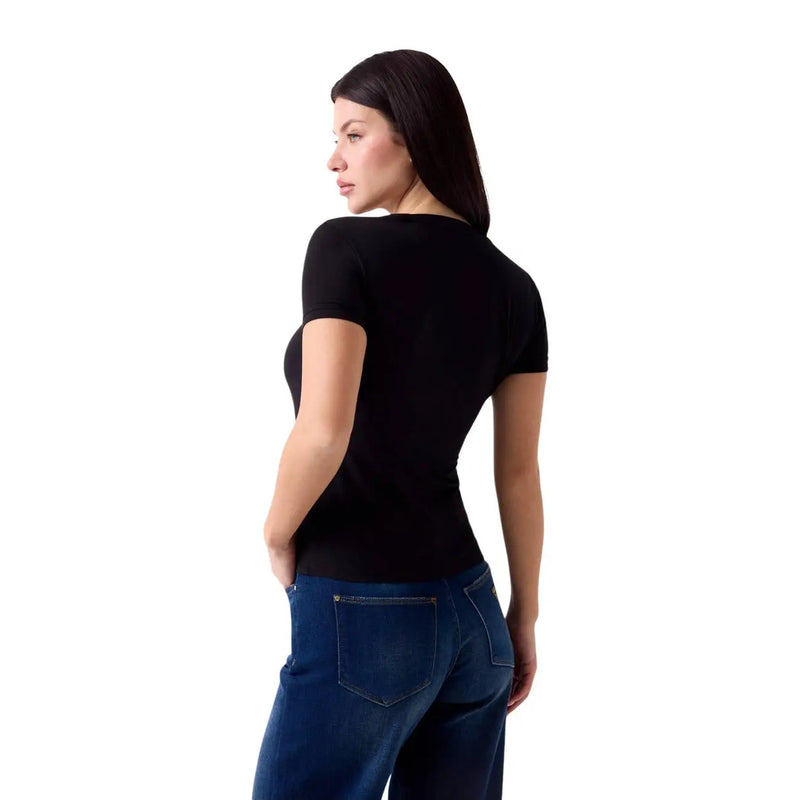 Guess Schwarzes Damen-T-Shirt aus Modal-Lycra mit kurzen Ärmeln, V-Ausschnitt und taillierter Passform, Vorderansicht mit weichem Stretchmaterial