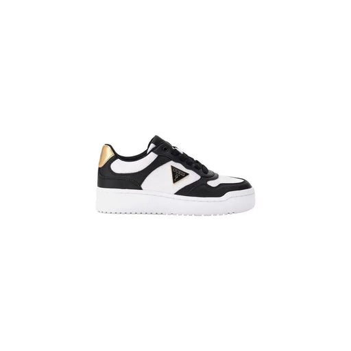 Guess Schwarze Damen-Plateau-Sneaker mit weißer Sohle, goldener Fersenlasche und dreieckigem Logo-Patch aus Polyurethan