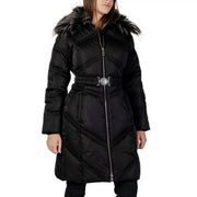 Guess Schwarze, lange Damen-Winterjacke aus Baumwollmischgewebe mit Reißverschluss, Steppdesign, pelzgefütterter Kapuze und silberfarbener Gürtelschnalle