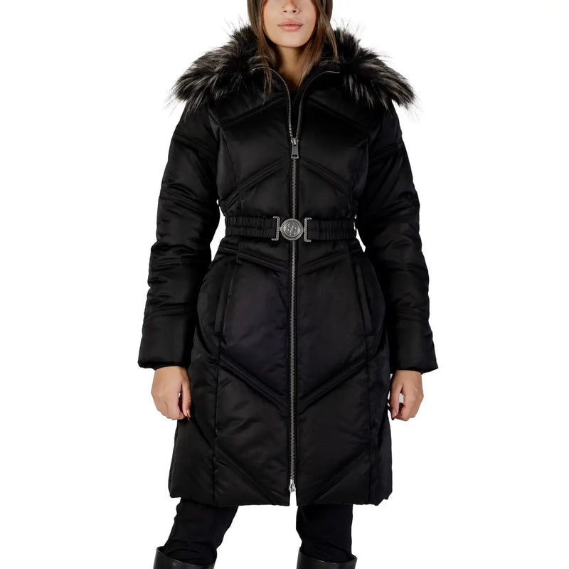 Guess Schwarze, gesteppte, lange Winterjacke für Damen aus Baumwollmischgewebe mit pelzgefütterter Kapuze und silberfarbener Gürtelschnalle
