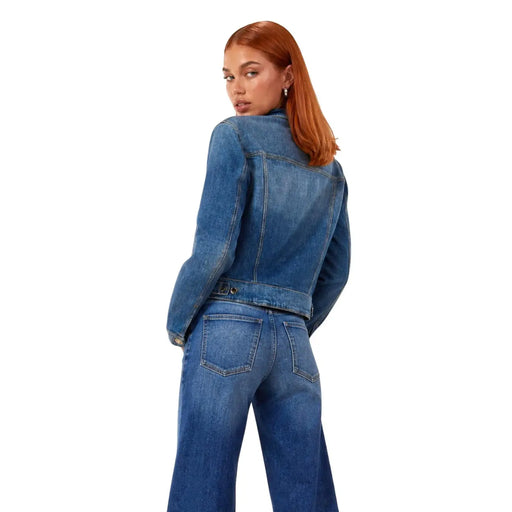 Guess Damenblazer aus blauer Baumwolle, Modell Ivy Jacket aus blauem Denim mit klassischen Ziernähten und leicht verwaschener Optik, von vorne sichtbar.