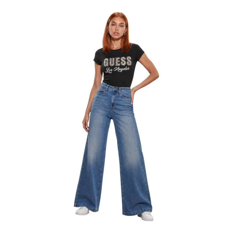 Schwarz Guess Grafik-T-Shirt mit Los Angeles-Motiv und silbernen Paillettenbuchstaben, kombiniert mit einer blauen Bellagio-Jeans aus Baumwollmischgewebe für Damen.